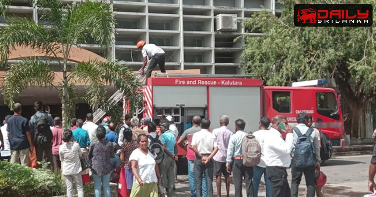 කළුතර දිස්ත්‍රික් ලේකම් කාර්යාලයේ ඇති වූ ගින්න නිවා දමයි.