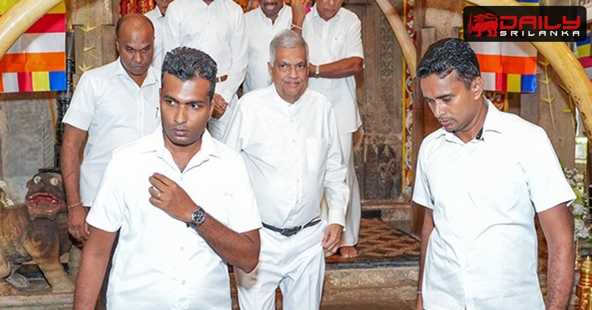 නාමයෝජනා භාර දීමෙන් පසු ජනපතිවරයා දළඳා සමිඳුන් වැඳපුදා ගනී
