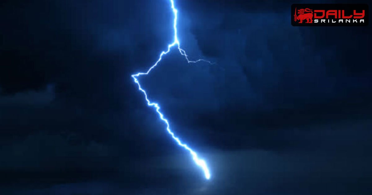 අද පස්වරුවේ ප්‍රදේශ රැසකට ගිගුරුම් සහිත වැසි සමග ප්‍රබල අකුණු