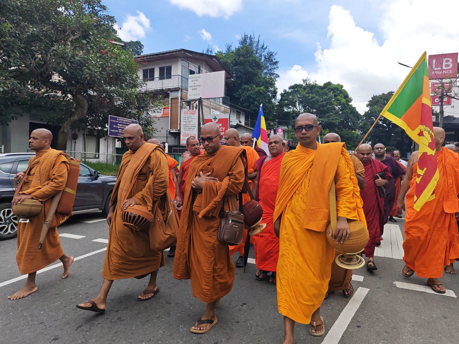 ඥානසාර හිමියන්ට නිදහස ඉල්ලා දළදා සමිඳුන් අභියසින් දැවැන්ත පාගමනක් ආරම්භ වෙයි